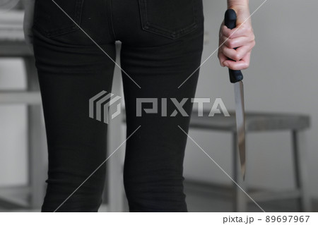 包丁を握る女性1 包丁を握る女性1 89697967