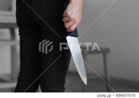 包丁を握る女性2 89697970