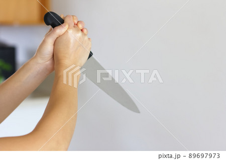 包丁をふりかざす女性の手 包丁をふりかざす女性の手 89697973