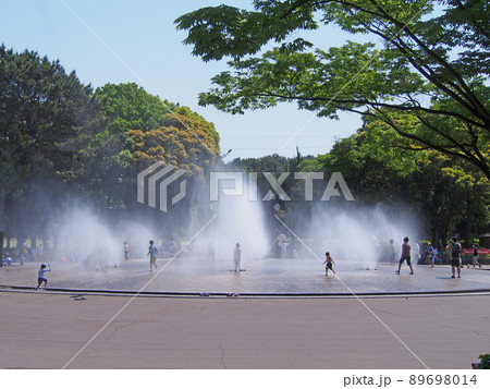 公園の噴水広場 89698014