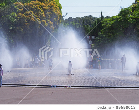 公園の噴水広場 89698015