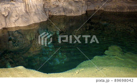 沖縄本島にある施設ではない天然の鍾乳洞内の青い地底湖 89698042