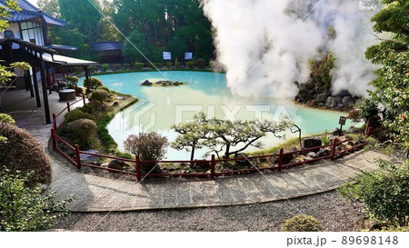 大分県別府市の温泉　地獄めぐりにある白池地獄 89698148