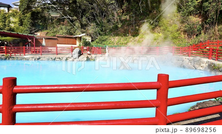 大分県別府市の温泉 地獄めぐりにあるかまど地獄 赤い柵に囲まれたスカイブルーの5丁目の温泉 大分県別府市の温泉 地獄めぐりにあるかまど地獄 赤い柵に囲まれたスカイブルーの5丁目の温泉 89698256
