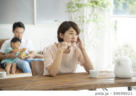 主婦　孤独　悩み　一人 89699021