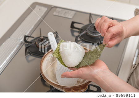 【ミドル主婦が土鍋で炊いたご飯でおにぎりを作る 海苔を巻く】 【ミドル主婦が土鍋で炊いたご飯でおにぎりを作る 海苔を巻く】 89699111