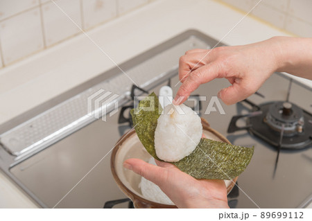 【ミドル主婦が土鍋で炊いたご飯でおにぎりを作る 海苔を巻く】 【ミドル主婦が土鍋で炊いたご飯でおにぎりを作る 海苔を巻く】 89699112