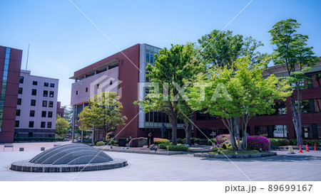 自然に囲まれた美しい山梨学院大学のキャンパス　総合大学　甲府市 89699167