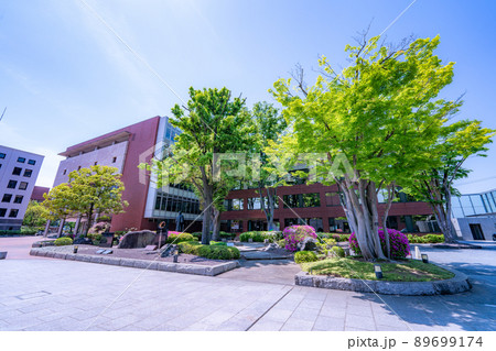 自然に囲まれた美しい山梨学院大学のキャンパス　総合大学　甲府市 89699174