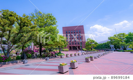 自然に囲まれた美しい山梨学院大学のキャンパス　総合大学　甲府市 89699184