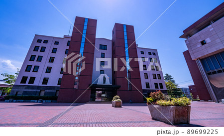 自然に囲まれた美しい山梨学院大学のキャンパス　総合大学　甲府市 89699225