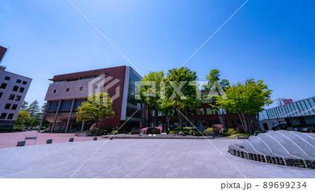 自然に囲まれた美しい山梨学院大学のキャンパス　総合大学　甲府市 89699234