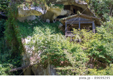 山寺の風景　山寺立石寺胎内堂 89699295