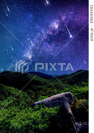 流れ星と満天の星空|縦構図 流れ星と満天の星空|縦構図 89699482