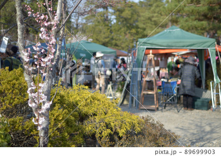 flea market in spring / 春のフリーマーケット会場 89699903