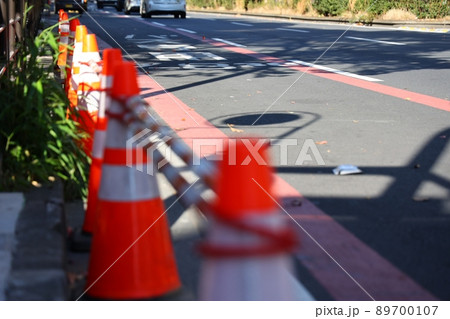 道路脇に並ぶ三角コーン 89700107
