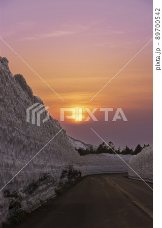 青森県 八甲田 雪の回廊の夕暮れ 青森県 八甲田 雪の回廊の夕暮れ 89700542