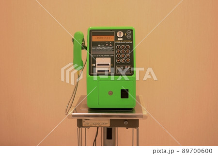 緑色の公衆電話 緑色の公衆電話 89700600