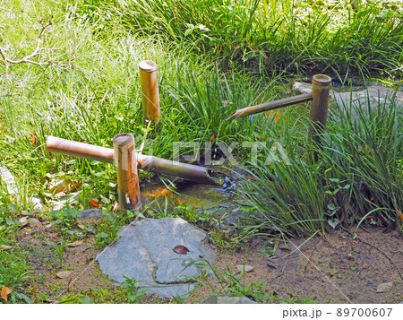 日本庭園で音を楽しむ風情のあるししおどし 89700607