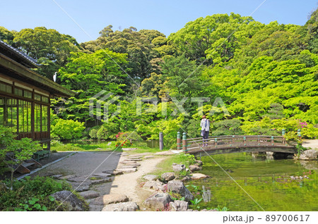 山口県下関市の廻遊式庭園長府庭園書院と橋を渡る人物 山口県下関市の廻遊式庭園長府庭園書院と橋を渡る人物 89700617