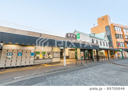 神奈川県鎌倉市　快晴のJR鎌倉駅（西口）（2021年撮影） 89700646