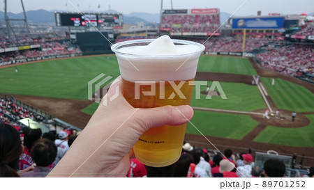 スタジアムで飲む生ビール スタジアムで飲む生ビール 89701252