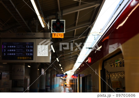 駅に停車する電車 駅に停車する電車 89701606