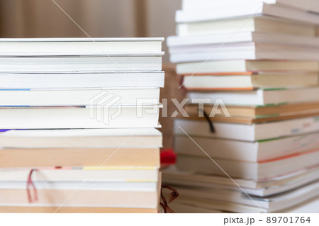 積み重なった本 書物 積読 引越し 断捨離 89701764