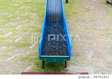 雨に濡れた遊具・ベンチ 雨に濡れた遊具・ベンチ 89701852