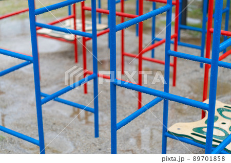 雨に濡れた遊具・ベンチ 雨に濡れた遊具・ベンチ 89701858