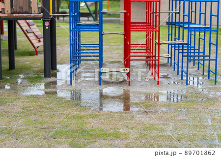 雨に濡れた遊具・ベンチ 雨に濡れた遊具・ベンチ 89701862