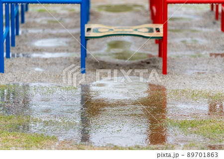 雨に濡れた遊具・ベンチ 雨に濡れた遊具・ベンチ 89701863