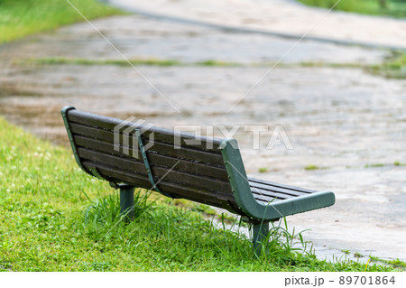 雨に濡れた遊具・ベンチ 89701864