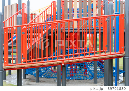 雨に濡れた遊具・ベンチ 雨に濡れた遊具・ベンチ 89701880