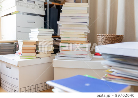 積み重なった本 書物 積読 引越し 断捨離 89702040
