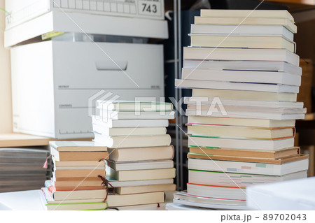 積み重なった本 書物 積読 引越し 断捨離 積み重なった本 書物 積読 引越し 断捨離 89702043