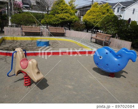 公園の砂場と、馬と青いクジラのカラフルな遊具 89702084
