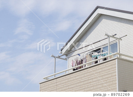 ベランダ　洗濯風景　戸建て住宅 89702269