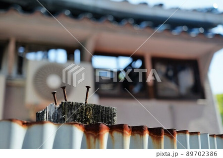 火事場跡に残った鉄くぎ 火事場跡に残った鉄くぎ 89702386