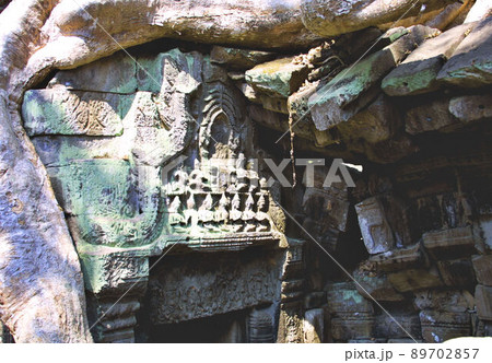 アンコールワット タムロープ寺院 門上の仏像リリーフ アンコールワット タムロープ寺院 門上の仏像リリーフ 89702857