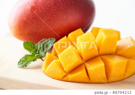 花形にカットした国産のマンゴー 花形にカットした国産のマンゴー 89704212