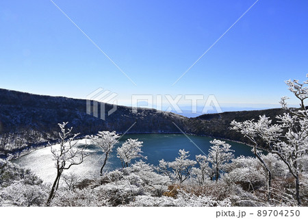 雪の大浪池から桜島 雪の大浪池から桜島 89704250