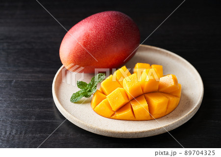 花形にカットした国産のマンゴー 89704325