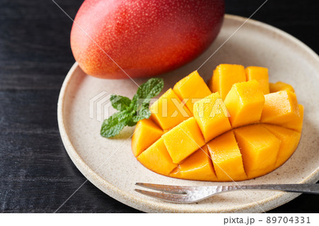 花形にカットした国産のマンゴー 89704331