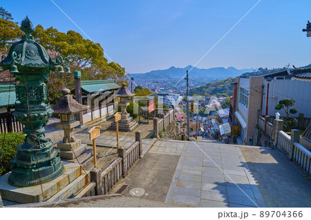 香川県琴平町の金刀比羅宮大門の青銅大灯籠付近から琴平町や山々(城山,猫山,鷹丸山など)を見る 香川県琴平町の金刀比羅宮大門の青銅大灯籠付近から琴平町や山々(城山,猫山,鷹丸山など)を見る 89704366
