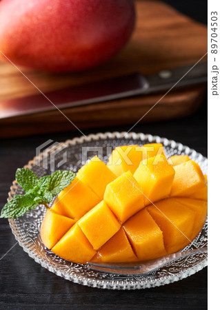 花形にカットした国産のマンゴー 花形にカットした国産のマンゴー 89704503