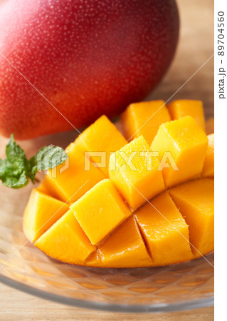 花形にカットした国産のマンゴー 89704560