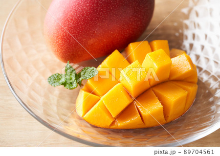 花形にカットした国産のマンゴー 89704561