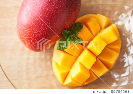 花形にカットした国産のマンゴー 89704563