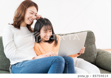 親子とパソコン 89704614